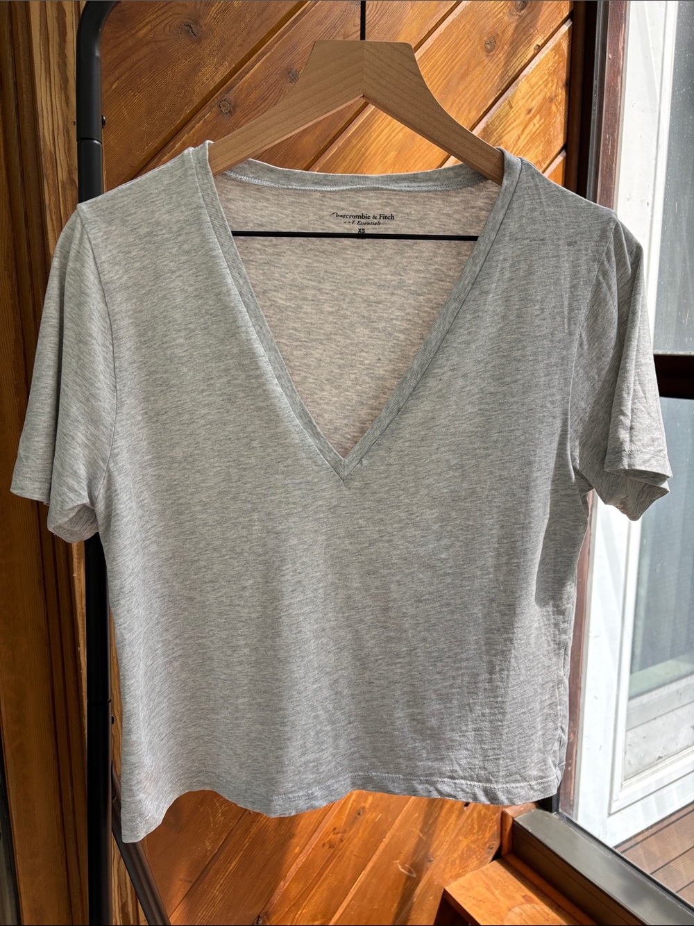 Abercrombie & Fitch Light Gray V-Neck Short Sleeve Tee